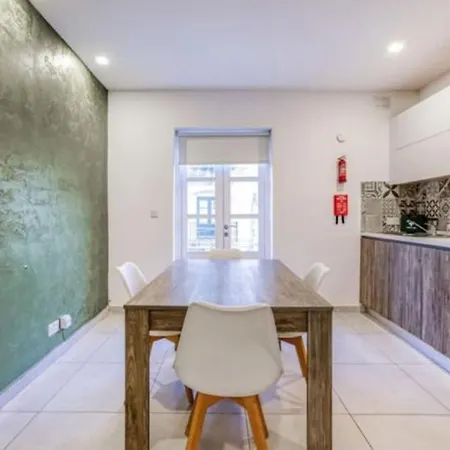 Homey Floriana Stay With Private Balcony Near Valletta Il-Furjana
