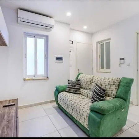 Homey Floriana Stay With Private Balcony Near Valletta *