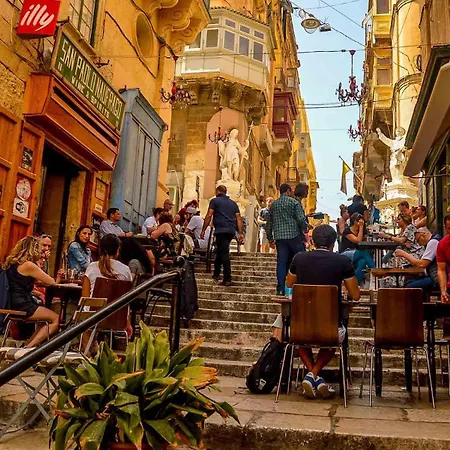 Homey With Private Balcony Near Valletta Apartamento *