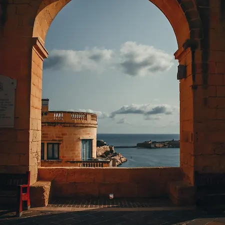 Homey With Private Balcony Near Valletta *