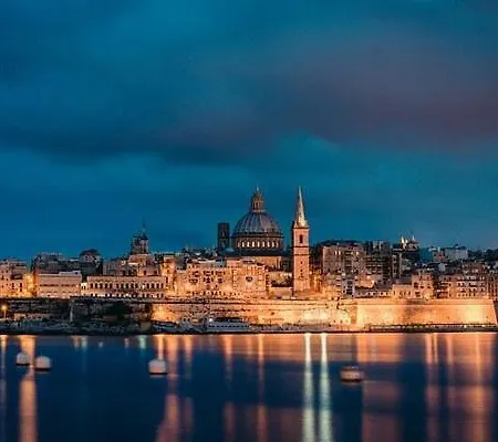 Homey With Private Balcony Near Valletta Floriana