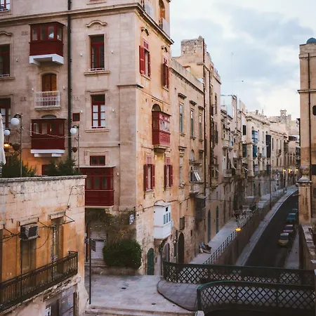 Homey With Private Balcony Near Valletta Floriana