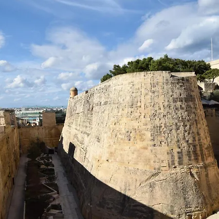 Homey With Private Balcony Near Valletta * Floriana